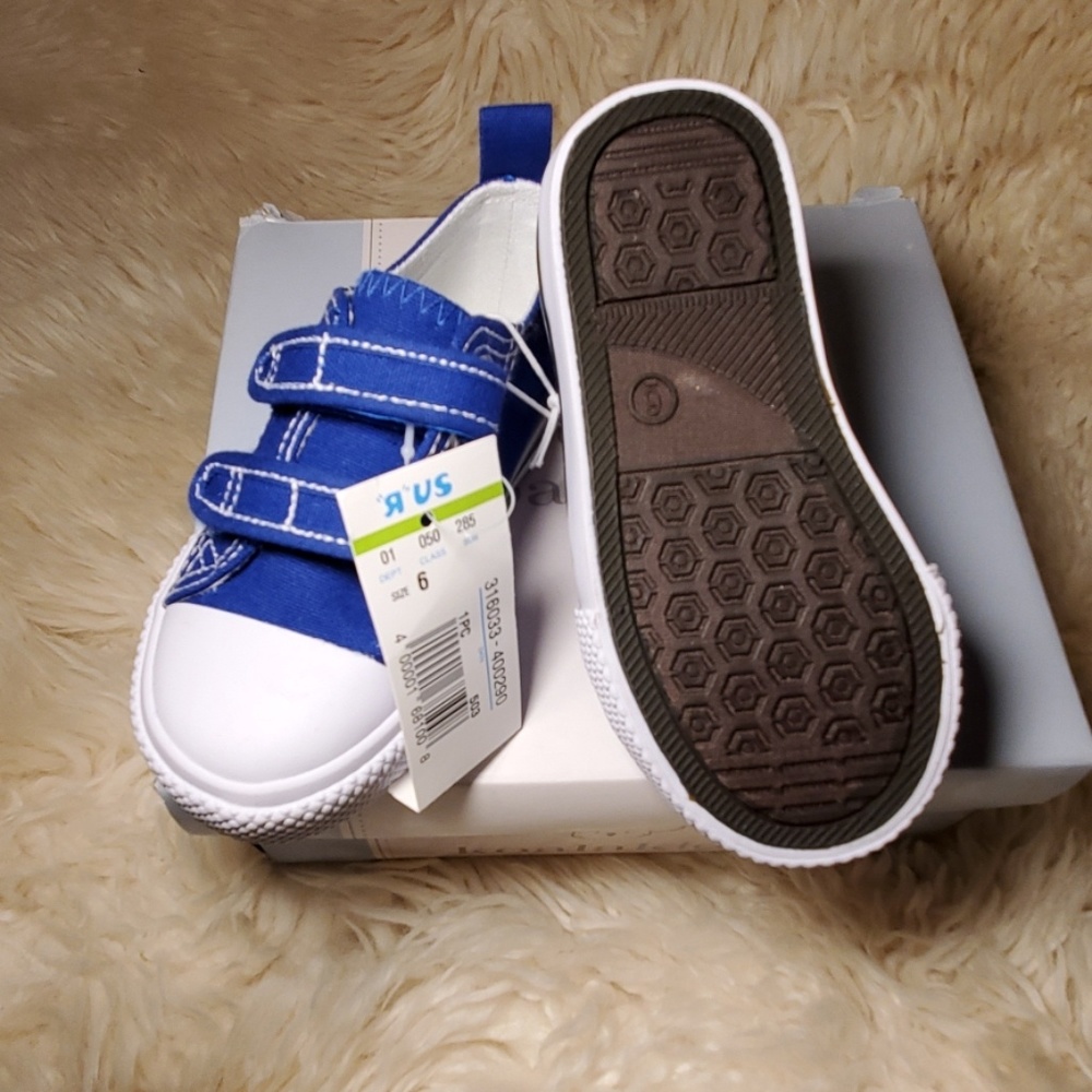 Sneakers - Picture 2 of 3